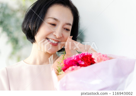 Senior women with flowers 116943002