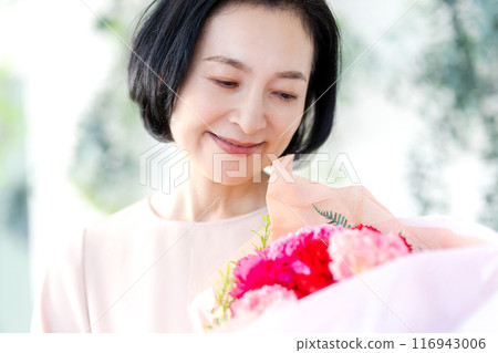 有花的資深婦女 116943006