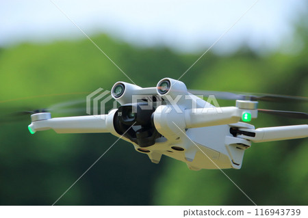 無人機 4 無人機在綠色背景下飛行 116943739