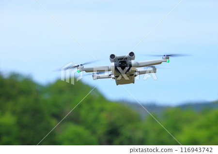 無人機 7 無人機在綠色背景下飛行 無人機 7 無人機在綠色背景下飛行 116943742
