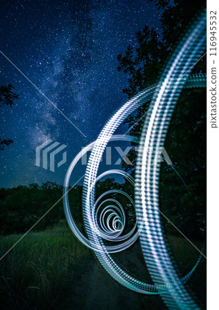 Illuminated arcs made of light 116945532