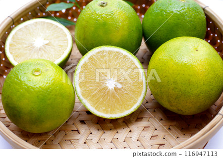 Citrus sinensis, sweet orange fruit Citrus sinensis, sweet orange fruit 116947113
