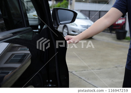Male hand opening car door Male hand opening car door 116947259