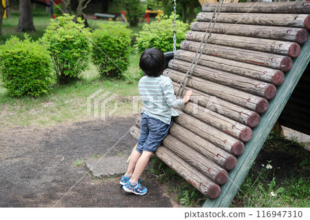 一個男孩在公園裡玩 116947310