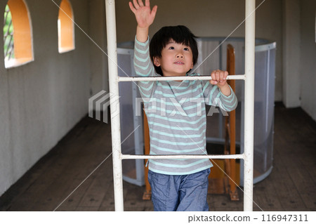 一個男孩在公園裡玩 116947311