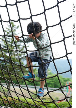 一個男孩在公園裡玩 116947324