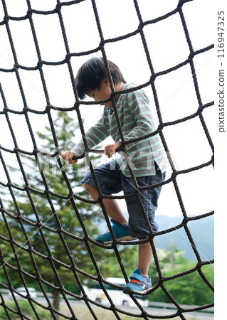 一個男孩在公園裡玩 116947325