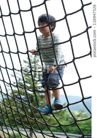 一個男孩在公園裡玩 116947326