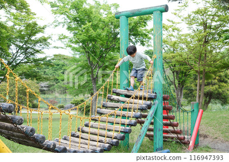 一個男孩在公園裡玩 116947393