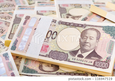 一堆一萬日元的鈔票 116947519