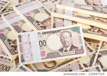 一堆一萬日元的鈔票 116947520