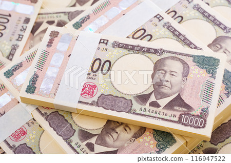 Many stacks of 10,000 yen bills 116947522