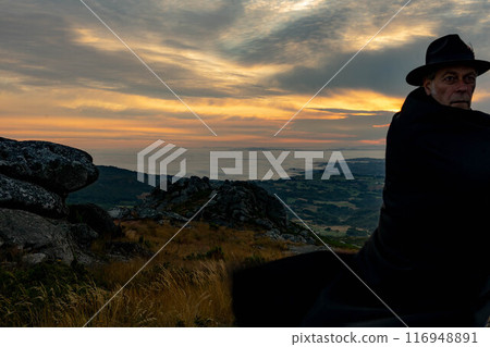 Man with hat and cape 116948891