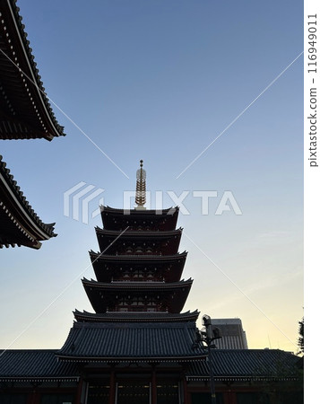 A five-story pagoda towering against the early morning sky 116949011