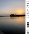 夕陽灑在寧靜的湖面上 116949312