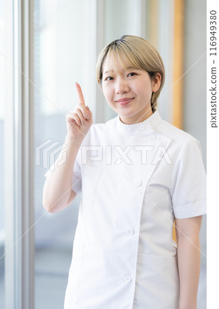 Casey 一位年輕的女性脊椎按摩師，金髮短髮，穿著白色外套（頭髮顏色自由，按自己的方式工作，工作環境） 116949380