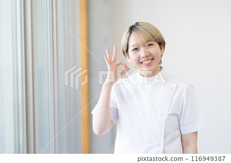 Casey 一位年輕的女性脊椎按摩師,金髮短髮,穿著白色外套(頭髮顏色自由,按自己的方式工作,工作環境) Casey 一位年輕的女性脊椎按摩師,金髮短髮,穿著白色外套(頭髮顏色自由,按自己的方式工作,工作環境) 116949387