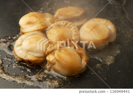 Butter-grilled scallops Grilled on a hot plate 116949441
