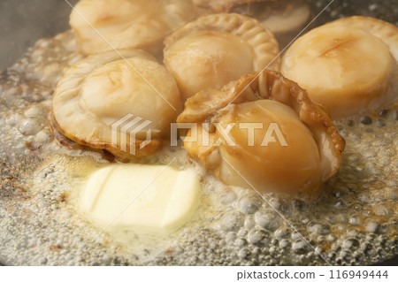 Butter-grilled scallops Grilled on a hot plate 116949444
