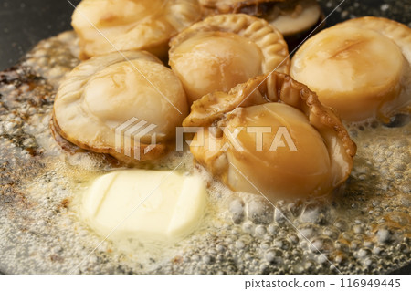 奶油烤扇貝 將扇貝放在煎鍋上烤 奶油烤扇貝 將扇貝放在煎鍋上烤 116949445
