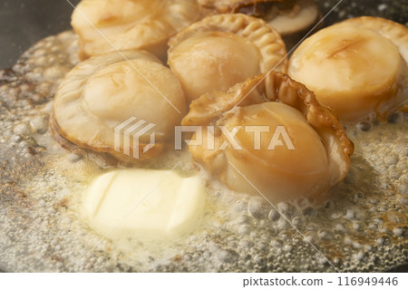 Butter-grilled scallops Grilled on a hot plate 116949446