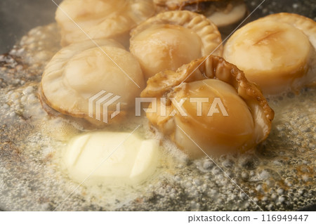 奶油烤扇貝 將扇貝放在煎鍋上烤 奶油烤扇貝 將扇貝放在煎鍋上烤 116949447