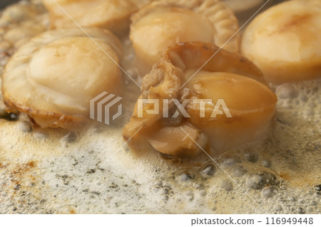 Butter-grilled scallops Grilled on a hot plate 116949448