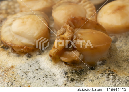 奶油烤扇貝 將扇貝放在煎鍋上烤 116949450