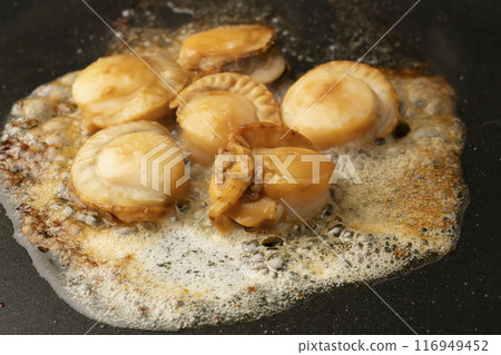 Butter-grilled scallops Grilled on a hot plate 116949452