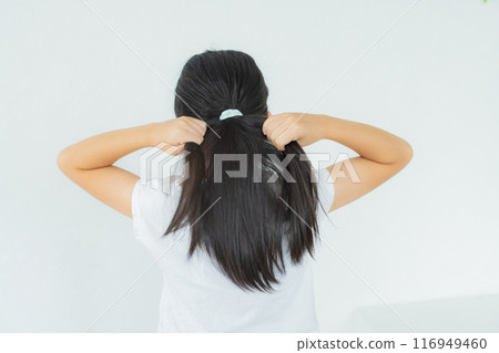 Elementary school student with long hair 116949460