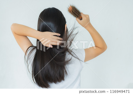 Elementary school student with long hair Elementary school student with long hair 116949471