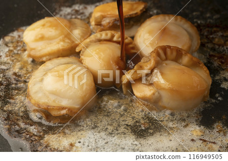 Scallops grilled with butter and soy sauce 116949505