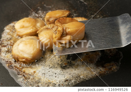 奶油烤扇貝 用鍋鏟將扇貝提起 116949526