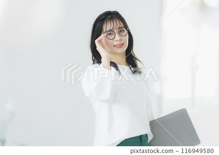 Young woman in office casual wear 116949580