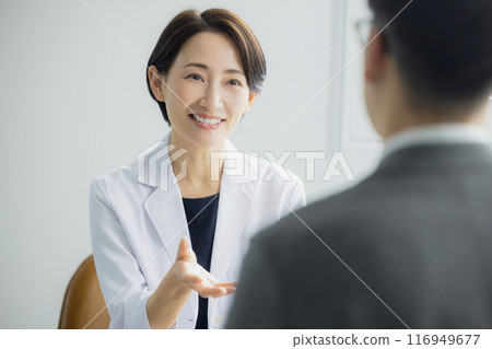 穿著白大褂微笑的女人 穿著白大褂微笑的女人 116949677