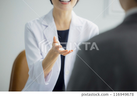 穿著白大褂微笑的女人 穿著白大褂微笑的女人 116949678