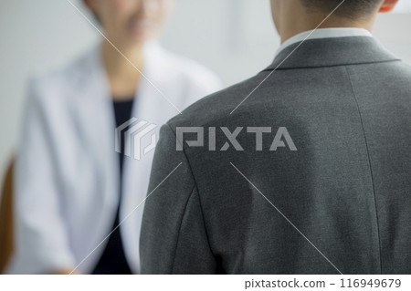 穿著白大褂微笑的女人 穿著白大褂微笑的女人 116949679