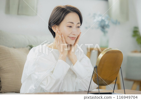 中年婦女在客廳照鏡子 中年婦女在客廳照鏡子 116949704