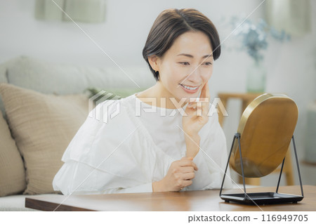 中年婦女在客廳照鏡子 116949705