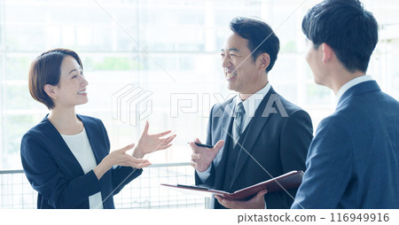 Business people standing and talking in the office 116949916