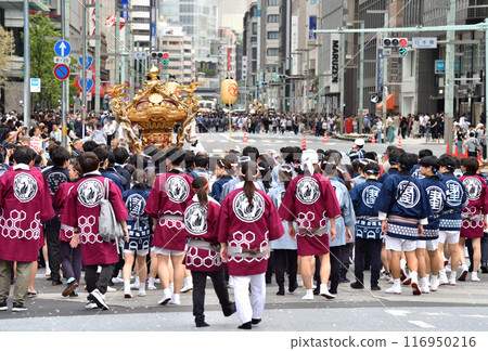 山王祭期間，日本橋中央大街擠滿了祭典愛好者 116950216