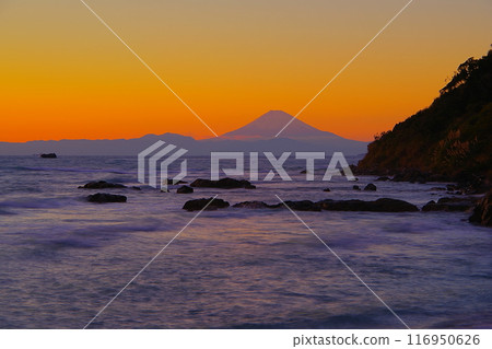 從南房總生谷崎眺望隔海相望的富士山，背景是紅色的夕陽天空 Ver.3 116950626