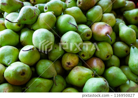 Fresh green pears background 116950827