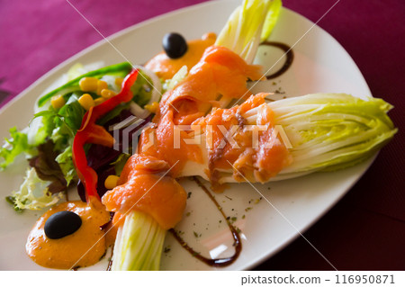 Endivias with salmon 116950871