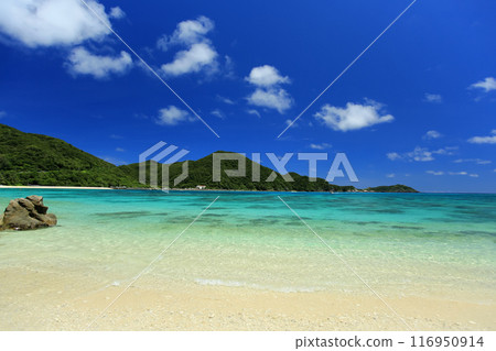 Midsummer Okinawa: Tokashiki Island, the beautiful Kerama blue of Aharen Beach Midsummer Okinawa: Tokashiki Island, the beautiful Kerama blue of Aharen Beach 116950914