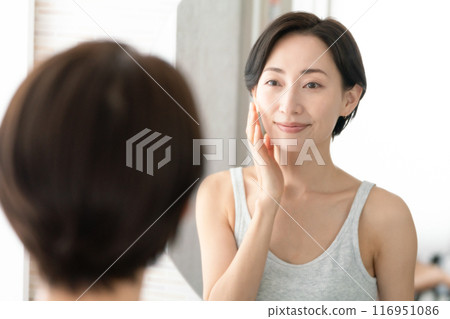 Woman looking in the mirror Beauty 116951086