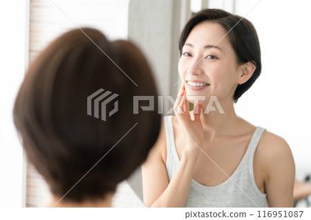 Woman looking in the mirror Beauty 116951087