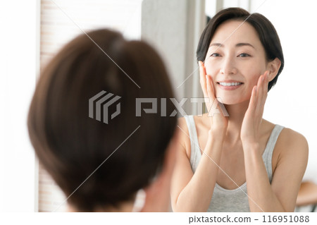 Woman looking in the mirror Beauty 116951088
