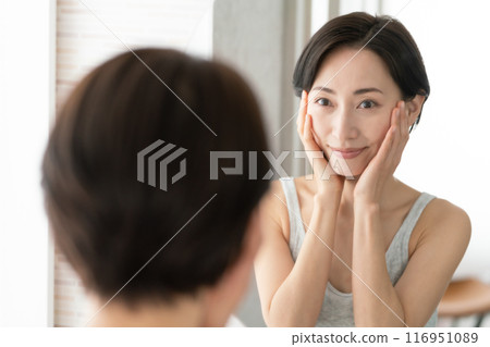 Woman looking in the mirror Beauty 116951089