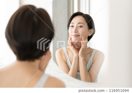 Woman looking in the mirror Beauty 116951094